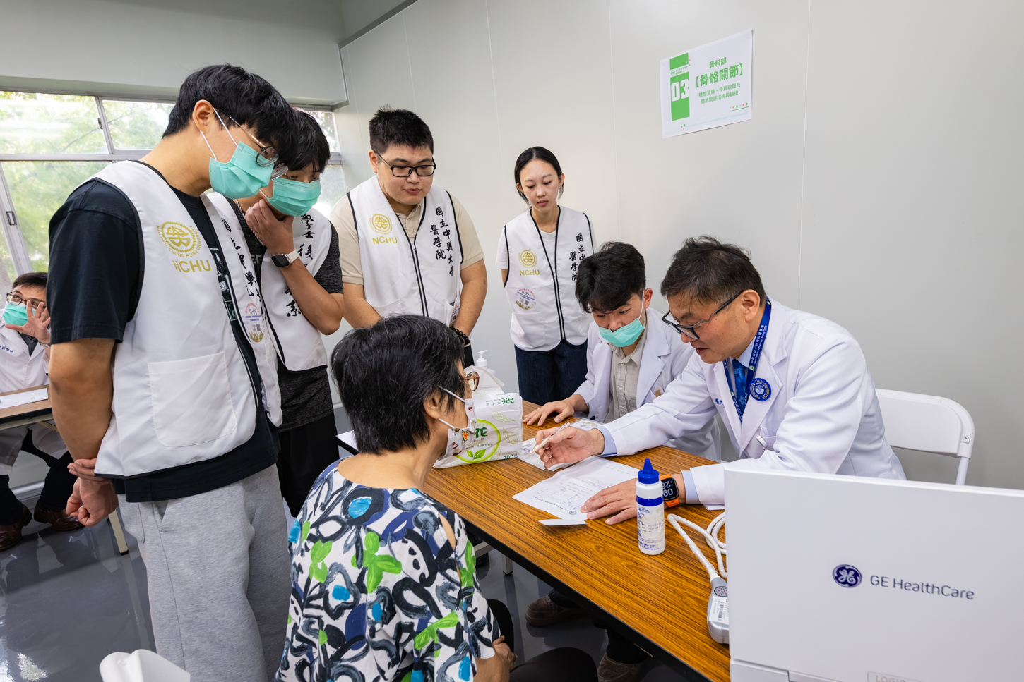 彰基醫師與興大後醫系實習醫學生於「骨科部」診察站細心為民眾進行關懷與問診。(彰基提供)